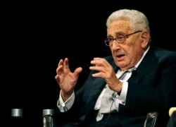 Kissinger reminisces at Harvard