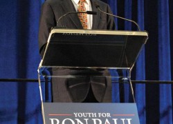 Ron Paul advocates small government to raucous crowd