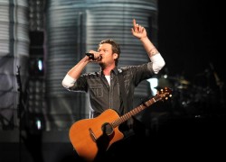 Concert review: Blake Shelton amps it up for performance
