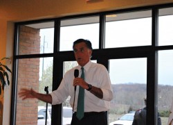 Romney seeks GOP support in R.I. before primary