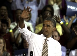 President Obama addresses crowd at Des Moines campaign stop