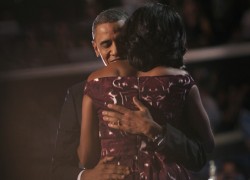 Obama accepts nomination, contrasts Americas