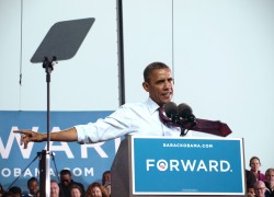 Obama rallies voters in Wisconsin