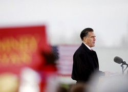 Mitt Romney promises big things during visit to Ames